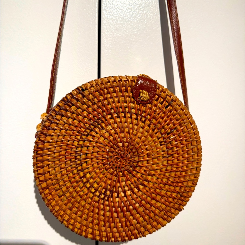 Crossbody Bali straw bag